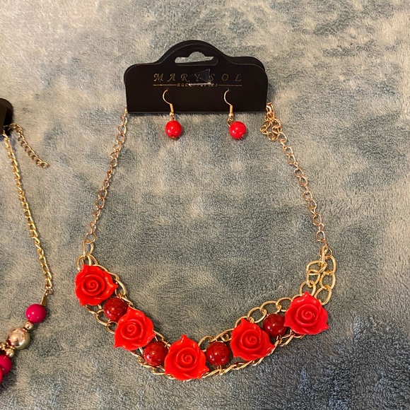 2 for 1 necklaces with matching earrings - Picture 4 of 7